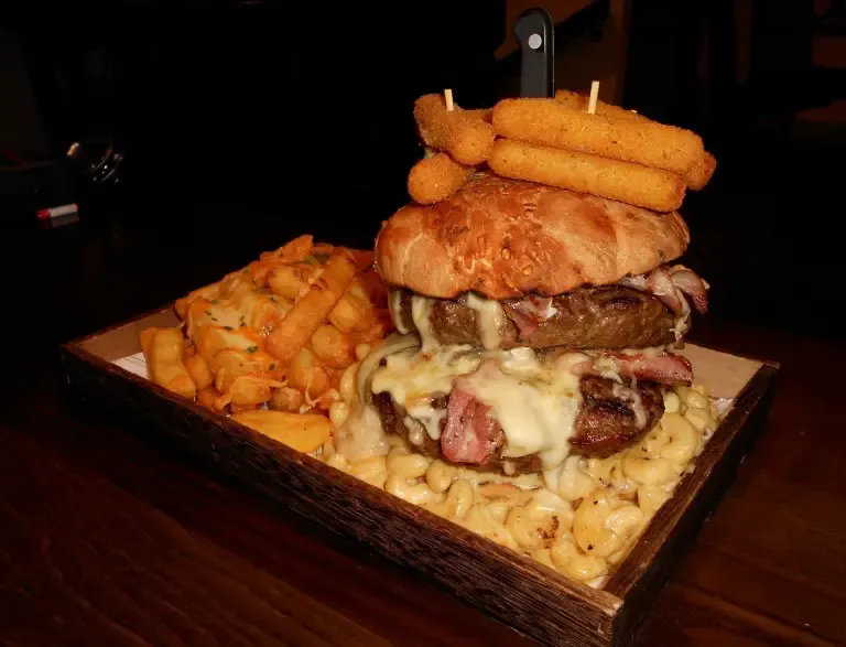 Foxton Bar’s “Mac Daddy” Burger Challenge Kirkcaldy